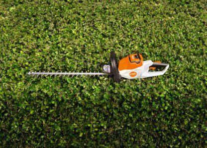 HSA 50 taille-haie sur batterie Stihl compatible avec gamme de batteries compactes AK.