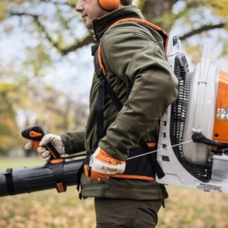 Souffleur à dos BR 800C-E thermique professionnel Stihl avec force de soufflage de 1.700 m³/sec et 88 m/sec pour moins de 12 kg.