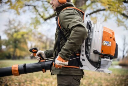 Souffleur à dos BR 800C-E thermique professionnel Stihl avec force de soufflage de 1.700 m³/sec et 88 m/sec pour moins de 12 kg.