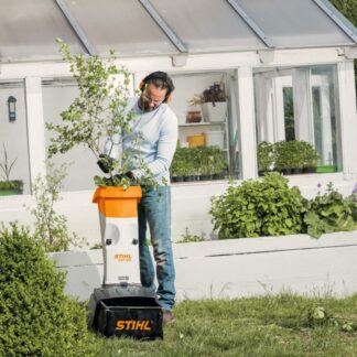 Broyeur à végétaux électrique Stihl GHE 105 sans bac de ramassage. Permet de broyer des branches d'environ 3,5 cm de diamètre.