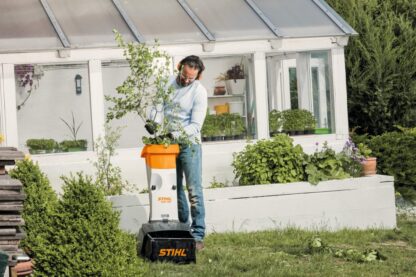 Broyeur à végétaux électrique Stihl GHE 105 sans bac de ramassage. Permet de broyer des branches d'environ 3,5 cm de diamètre.