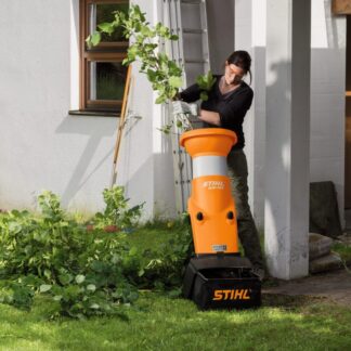 Broyeur à végétaux électrique Stihl GHE 150 sans bac de ramassage. Permet de broyer des branches d'environ 3,5 cm de diamètre.