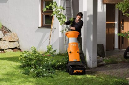 Broyeur à végétaux électrique Stihl GHE 150 sans bac de ramassage. Permet de broyer des branches d'environ 3,5 cm de diamètre.