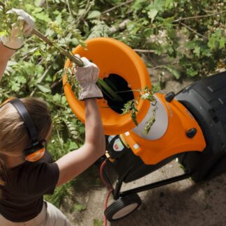 Broyeur à végétaux électrique Stihl GHE 250 sans bac de ramassage. Permet de broyer des branches d'environ 3 cm de diamètre.