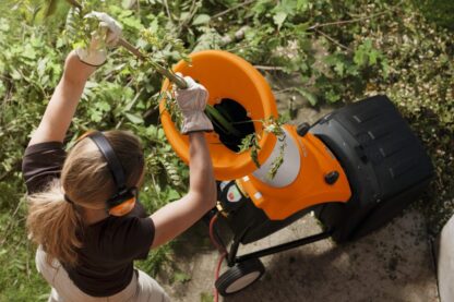 Broyeur à végétaux électrique Stihl GHE 250 sans bac de ramassage. Permet de broyer des branches d'environ 3 cm de diamètre.