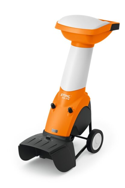 Broyeur à végétaux électrique Stihl GHE 375 sans bac de ramassage. Permet de broyer des branches d'environ 4 cm de diamètre.