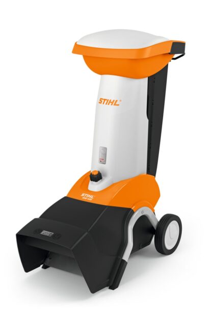 Broyeur à végétaux électrique Stihl GHE 420 sans bac de ramassage. Permet de broyer des branches d'environ 5 cm de diamètre.