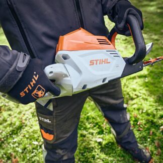 HSA 100 taille-haie Stihl sur batterie compatible avec le système de batterie professionnelle Stihl AP.