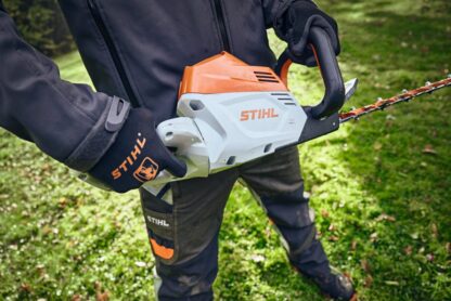 HSA 100 taille-haie Stihl sur batterie compatible avec le système de batterie professionnelle Stihl AP.