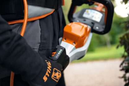 HSA 130R taille haie sur batterie Stihl compatible avec les batteries professionnelles Stihl AP.