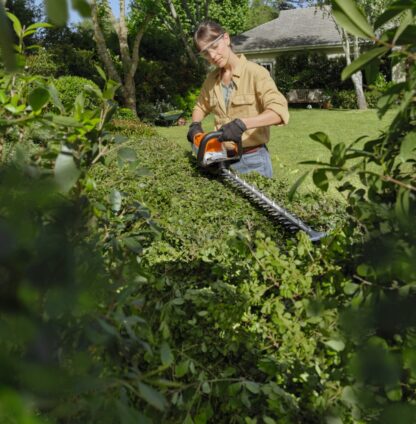 HSA 60 taille-haie sur batterie Stihl compatible avec la gamme de batteries compactes AK.