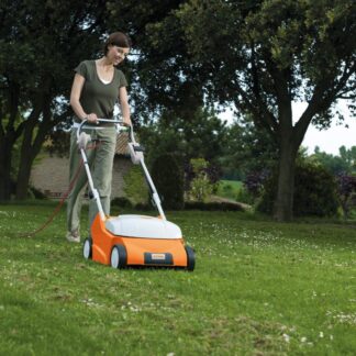 Scarificateur électrique RLE 540 Stihl pour scarifier jusqu'à 800m² avec une largeur de travail de 38 cm et bac de ramassage.