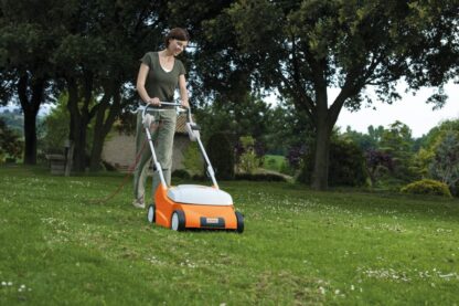 Scarificateur électrique RLE 540 Stihl pour scarifier jusqu'à 800m² avec une largeur de travail de 38 cm et bac de ramassage.