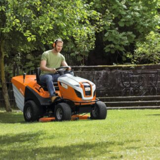 Tracteur tondeuse RT 6127ZL bicylindre Stihl pour des surfaces jusqu'à 10.000m² avec un plateau à 3 lames pour 125 cm de largeur de coupe.