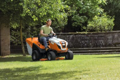 Tracteur tondeuse RT 6127ZL bicylindre Stihl pour des surfaces jusqu'à 10.000m² avec un plateau à 3 lames pour 125 cm de largeur de coupe.